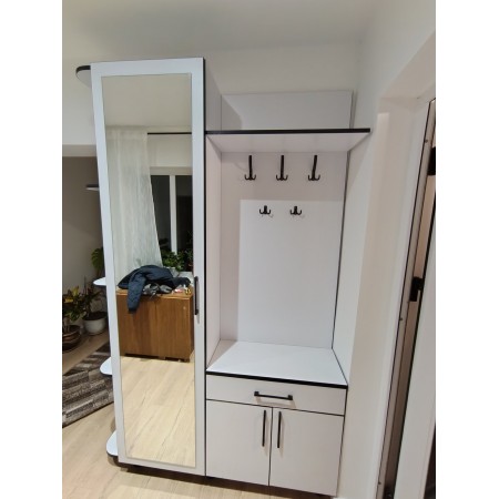 Мебель для небольшой прихожей с местами для хранения вещей.